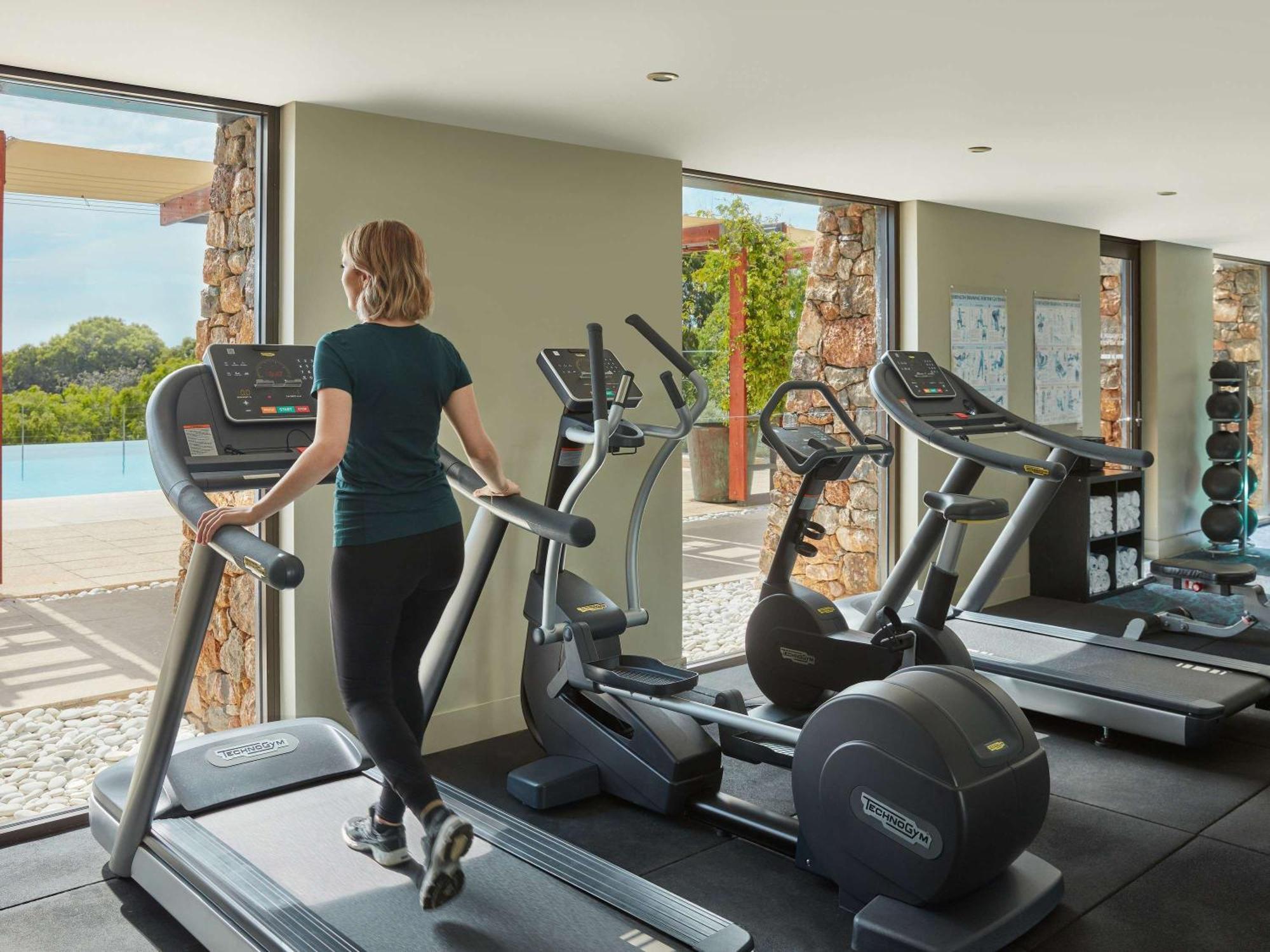 Pullman Bunker Bay Resort Margaret River Dunsborough Esterno foto A woman on a treadmill